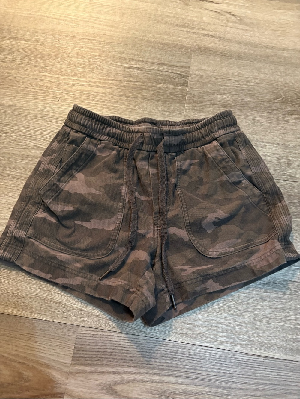 Athleta Camo Farallon Shorts in Olive Gray